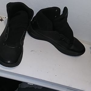 All black under Amor